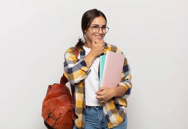 Jovem Hispânica Sorrindo Com Uma Expressão Feliz Confiante Com Mão — Fotografia de Stock