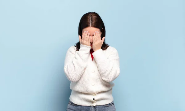 Jeune Femme Assez Décontractée Sentant Triste Frustrée Nerveuse Déprimée Couvrant — Photo