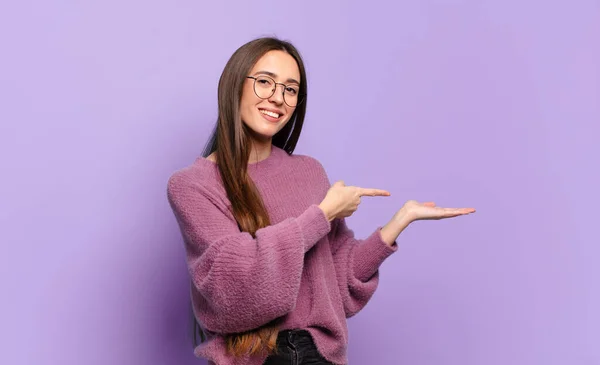 Joven Mujer Bastante Casual Sonriendo Sintiéndose Feliz Despreocupada Satisfecha Apuntando —  Fotos de Stock