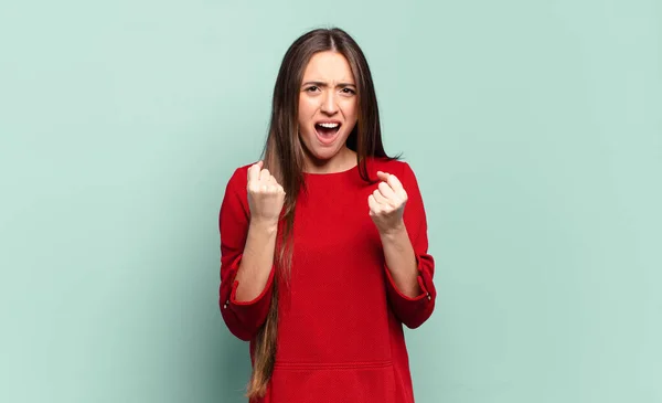 Jong Vrij Casual Vrouw Schreeuwen Agressief Met Geïrriteerd Gefrustreerd Boos — Stockfoto