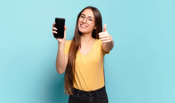 Junge Hübsche Frau Fühlt Sich Stolz Unbeschwert Selbstbewusst Und Glücklich — Stockfoto