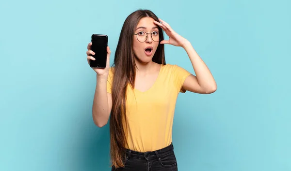 Joven Bonita Mujer Buscando Feliz Asombrado Sorprendido Sonriendo Dándose Cuenta — Foto de Stock