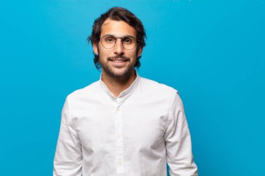 Genç yakışıklı Hintli mutlu ve gururlu adam.