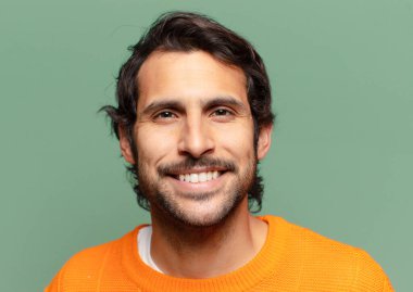 Kopya alanı olan yakışıklı Hintli genç adam.