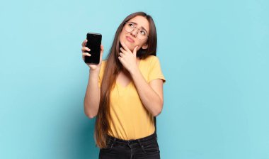 Genç, güzel bir kadın farklı seçenekleri olan, şüpheli ve şaşkın hisseder, hangi kararı vereceğini merak eder.