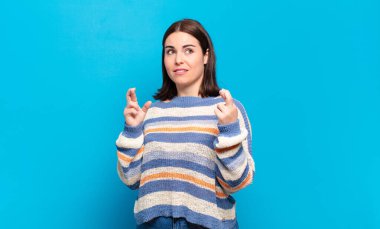 Genç, hoş, sıradan bir kadın endişeyle şans diliyor ve endişeli bir bakışla iyi şanslar diliyor.