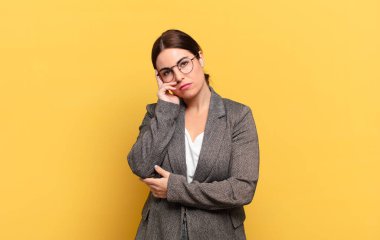 Genç, güzel bir kadın yorgun, sıkıcı ve sıkıcı bir işin ardından sıkılmış, hayal kırıklığına uğramış ve uykulu hisseder.