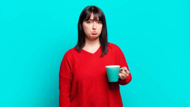 Artı boyut olarak güzel bir kadın üzgün ve sızlanıyor mutsuz bir bakışla, negatif ve hayal kırıklığına uğramış bir tavırla ağlıyor.