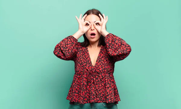 Young Pretty Casual Woman Feeling Shocked Amazed Surprised Holding Glasses — Stock Photo, Image