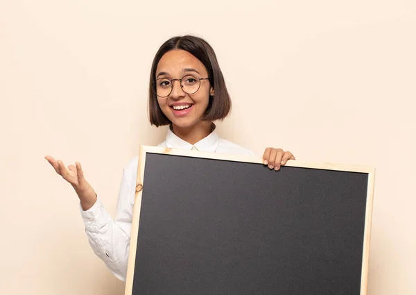 Jonge Latijnse Vrouw Die Zich Gelukkig Verrast Vrolijk Voelt Glimlacht — Stockfoto