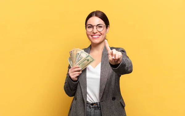 Joven Bonita Mujer Sonriendo Buscando Amigable Mostrando Número Uno Primero — Foto de Stock