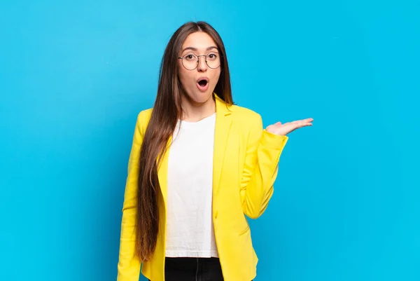 Ung Vacker Kvinna Ser Förvånad Och Chockad Med Käken Tappade — Stockfoto