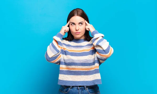 Junge Ziemlich Lässige Frau Die Konzentriert Auf Eine Idee Schaut — Stockfoto