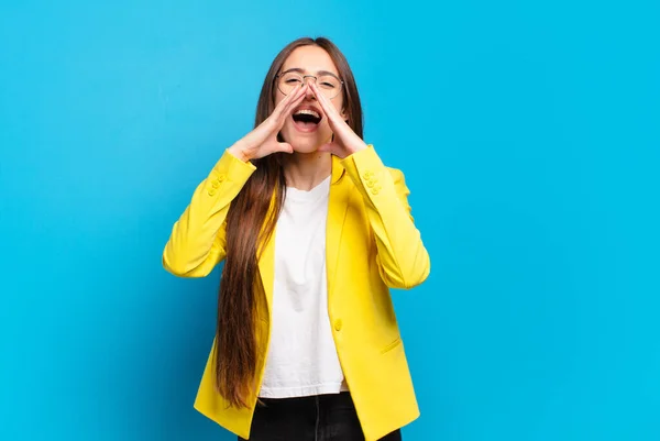 Jovem Mulher Bonita Sentindo Feliz Animado Positivo Dando Grande Grito — Fotografia de Stock