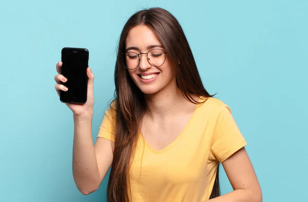 Junge Hübsche Frau Lacht Laut Über Irgendeinen Urkomischen Witz Fühlt — Stockfoto