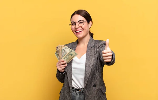 Joven Bonita Mujer Sintiéndose Orgullosa Despreocupada Segura Feliz Sonriendo Positivamente —  Fotos de Stock