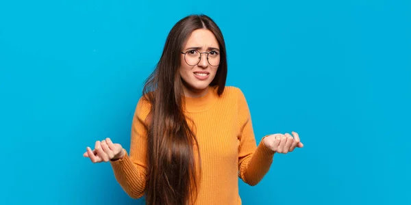 Joven Bastante Informal Mujer Sintiéndose Despistado Confundido Está Seguro Qué —  Fotos de Stock