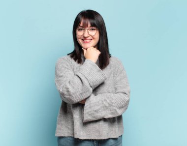 Artı, gülümseyen, hayattan zevk alan, mutlu, arkadaş canlısı, tatmin olmuş ve tasasız bir kadın.