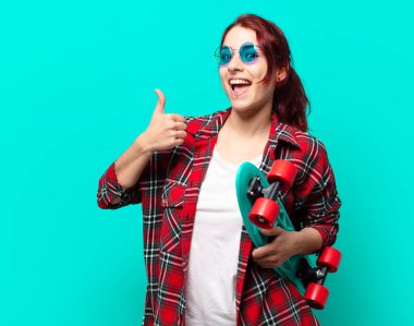 Kaykaylı güzel bir kadın.