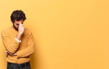 Genç çılgın sakallı adam fotokopi aletiyle kendini ifade ediyor..