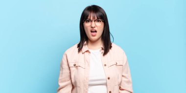 Artı boyut olarak güzel bir kadın şok olmuş, kızgın, sinirli ya da hayal kırıklığına uğramış, ağzı açık ve öfkeli görünüyor.