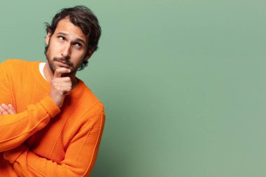 Genç, yakışıklı, etkileyici ve düşünceli Hintli bir adamın fotokopi alanı.