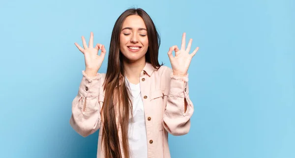 Junge Hübsche Lässige Frau Die Konzentriert Und Meditierend Wirkt Sich — Stockfoto