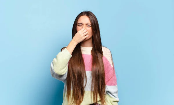Młoda Ładna Kobieta Czuje Obrzydzenie Trzymając Nos Aby Uniknąć Wąchania — Zdjęcie stockowe
