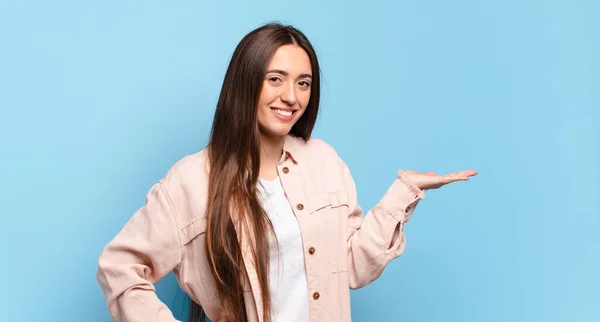 Jovem Mulher Bastante Casual Sorrindo Sentindo Confiante Bem Sucedido Feliz — Fotografia de Stock