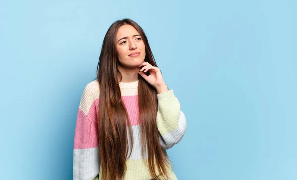 Jovem Mulher Bastante Casual Sentindo Estressado Frustrado Cansado Esfregando Pescoço — Fotografia de Stock