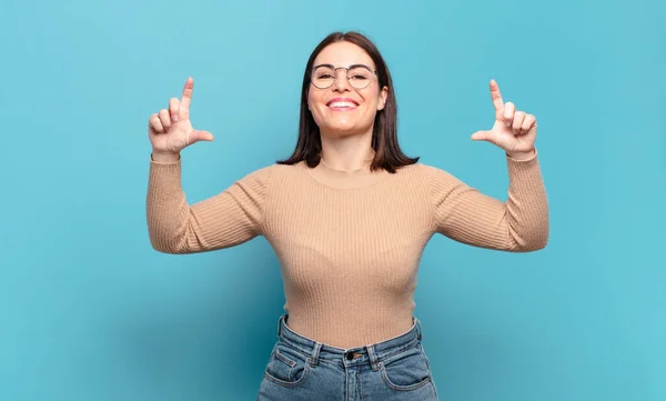 Junge Hübsche Lässige Frau Die Ihr Eigenes Lächeln Mit Beiden — Stockfoto