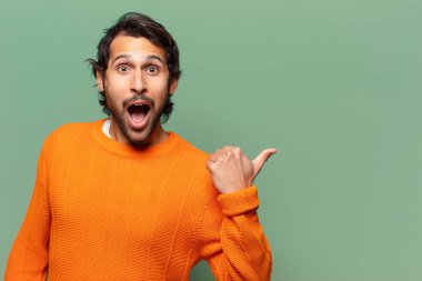 Genç, yakışıklı, etkileyici ve şaşırmış Hintli bir adam.