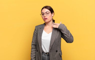 Genç, güzel bir kadın stresli, endişeli, yorgun ve hayal kırıklığına uğramış, gömleğini çekiştirmiş, sorunlu görünüyor.