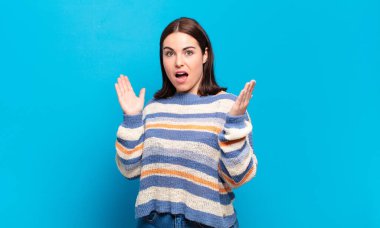 Genç, hoş, sıradan bir kadın. Şaşırmış ve şaşkın görünüyor. İnanılmaz bir şey fark ettiğinde ağzı açık kalıyor.