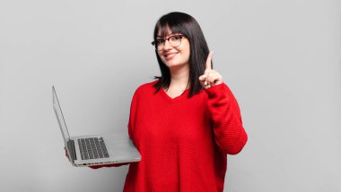 Artı, gülümseyen ve arkadaş canlısı görünen, bir numara ya da ilk eli önde olan, geri sayım yapan güzel bir kadın.