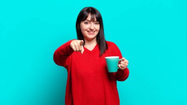 Ayrıca güzel bir kadın kameraya bakıyor. Tatmin olmuş, kendine güvenen, dost canlısı bir gülümsemeyle seni seçiyor.