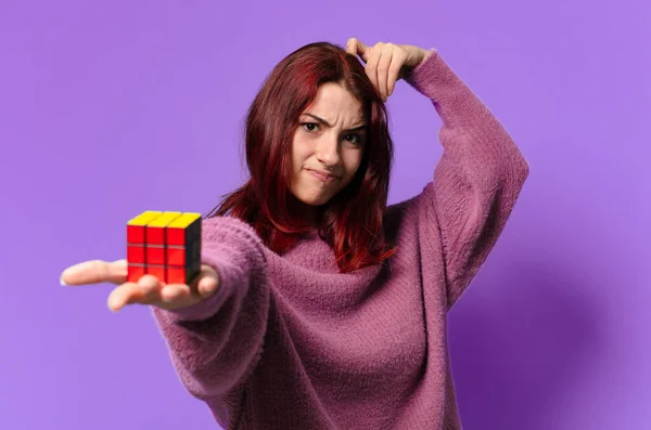 Mujer Bonita Con Desafío Juguete Inteligencia —  Fotos de Stock