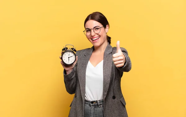 Joven Bonita Mujer Sintiéndose Orgullosa Despreocupada Segura Feliz Sonriendo Positivamente — Foto de Stock