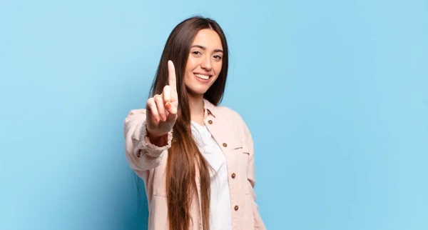 Jovem Muito Casual Mulher Sorrindo Orgulhosamente Confiantemente Fazendo Número Pose — Fotografia de Stock