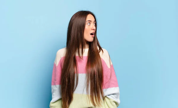 Jovem Mulher Bastante Casual Sentindo Chocado Feliz Surpreso Surpreso Olhando — Fotografia de Stock