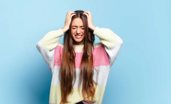 Jovem Muito Casual Mulher Sentindo Estressado Frustrado Levantando Mãos Para — Fotografia de Stock