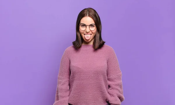 若いカジュアルな女性はうんざりしていらいらして舌を出し嫌なことを嫌い — ストック写真