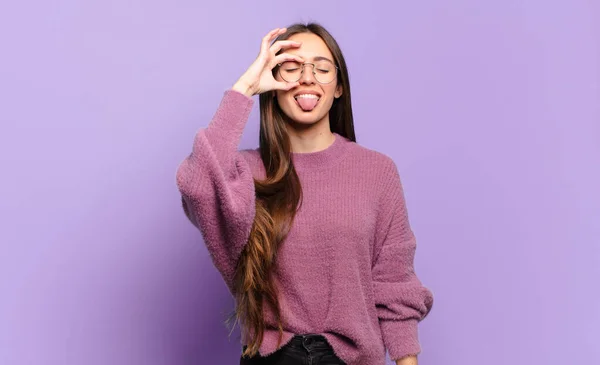 Jovem Mulher Bastante Casual Sorrindo Feliz Com Cara Engraçada Brincando — Fotografia de Stock