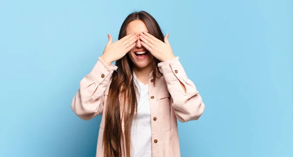 Jovem Mulher Bastante Casual Sorrindo Sentindo Feliz Cobrindo Olhos Com — Fotografia de Stock