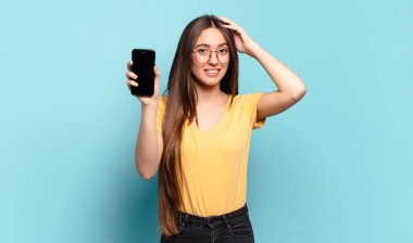 Genç, güzel bir kadın kendini stresli, endişeli, endişeli ya da korkmuş hissediyor. Elleri başının üstünde, hatayla panikliyor.