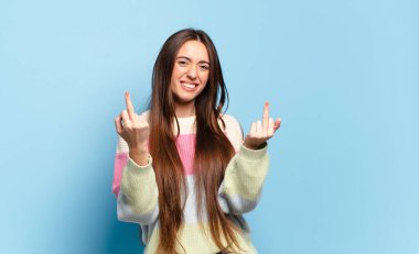 Genç, hoş, sıradan bir kadın. Kışkırtıcı, agresif ve müstehcen. İsyankar bir tavırla orta parmağını hareket ettiriyor.