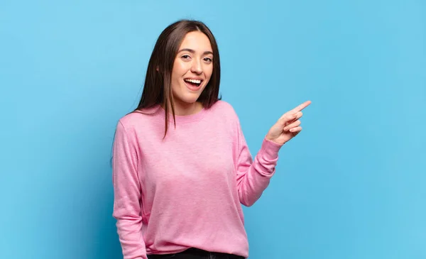 Joven Mujer Bastante Casual Mirando Emocionada Sorprendida Apuntando Hacia Lado —  Fotos de Stock