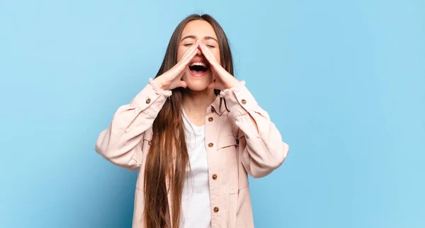 Jovem Muito Casual Mulher Sentindo Feliz Animado Positivo Dando Grande — Fotografia de Stock