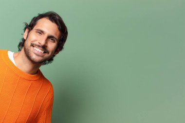 Genç, yakışıklı, etkileyici Hintli bir adam.