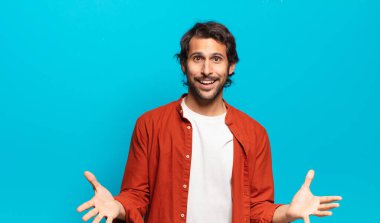 Genç, yakışıklı Hintli adam kendini mutlu, şaşkın, şanslı ve şaşırmış hissediyor. İnanılmaz!